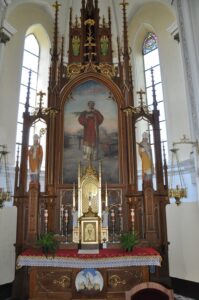 Ołtarz główny z obrazem św. Wawrzyńca namalowanym przez Ignacego Stelmaskiego w 1909 roku oraz rzeźby biskupów: św Stanisława i św Wojciecha autorstwa Wincentego Bogaczyka. 